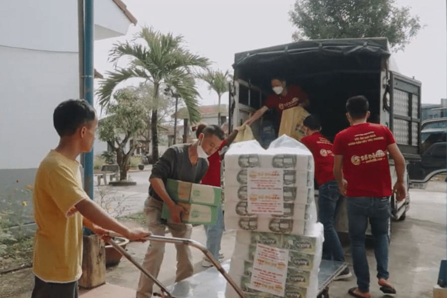 các phần quà nhu yếu phẩm được vận chuyển đến nơi trao quà